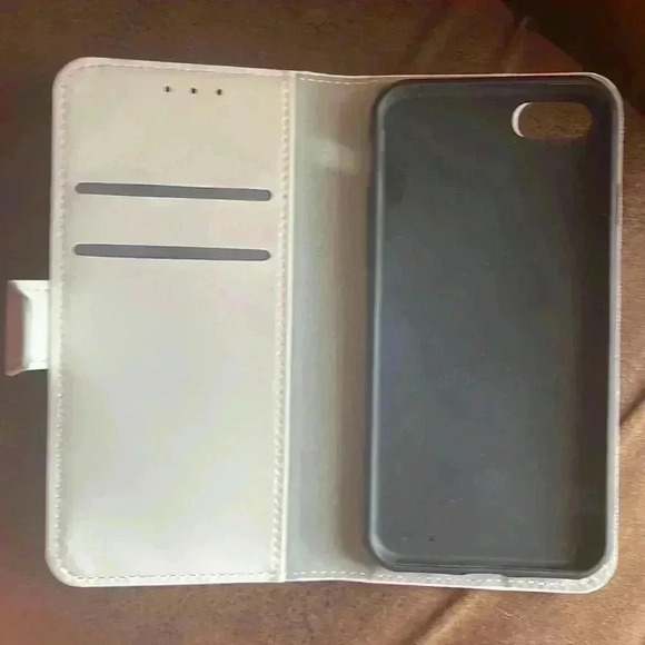 Stunning iPhone 7 peacock phone case. The phone case has a magnetic closure. - Picture 3 of 5